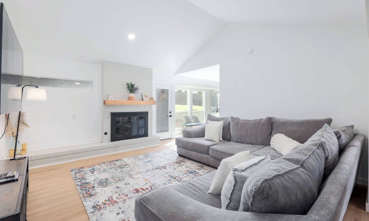 Pecan Springs Springdale House | Modern & Spacious 4-bedroom house, Sleeps 10+ with Games
