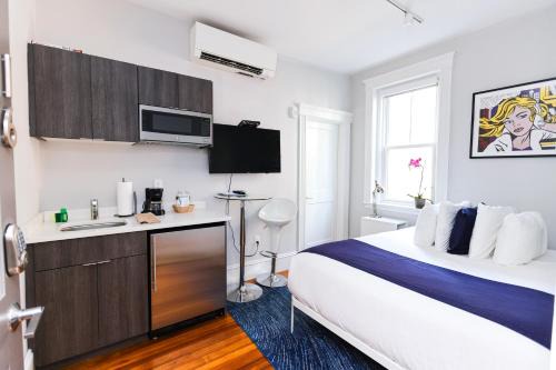 Griggs Park Apartment | Modern Studio, quick train to Boston.#16