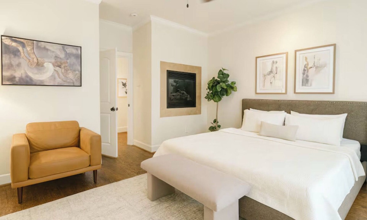 Knox - Henderson House | Modern Townhome Near Lower Greenville Dallas - Garage, W/D, Pet-Friendly