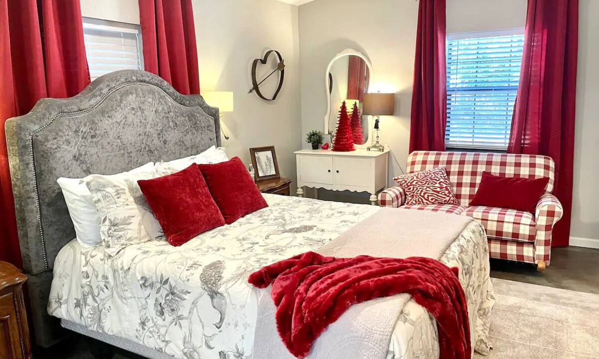 Valley View Bed & Breakfast | Muleshoe Room in Red Oak Lodge @ Towering Oaks b&b