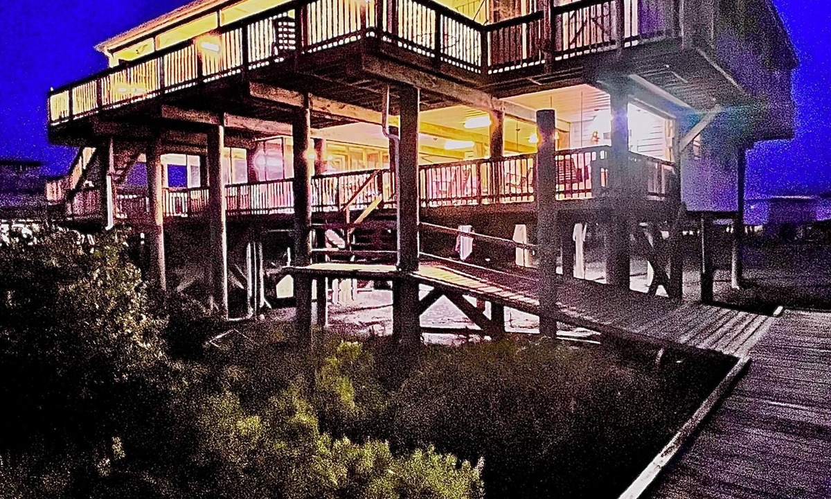 Grand Isle House | My ReWard Sunset House has a 450’ pier with boat slips, crabbing, fishing, swim