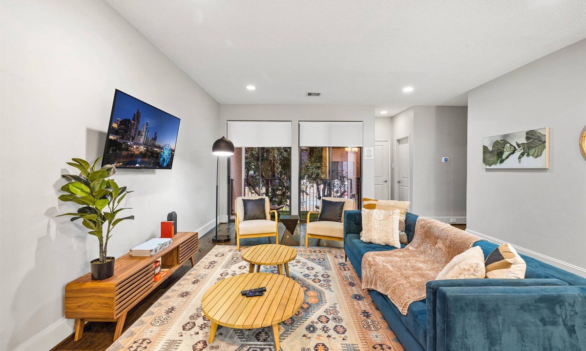East Downtown Houston House | Near Midtown + Downtown | Games WiFi Balcony Pets