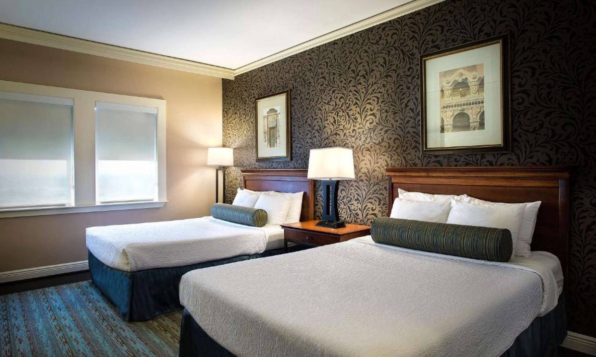 Central Business District Hotel | Near Minute Maid Park | On-Site Dining + Pool