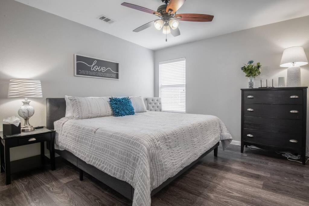 Aubrey House | Near PGATour+King&3Queen Beds+Near Lewisville Lake