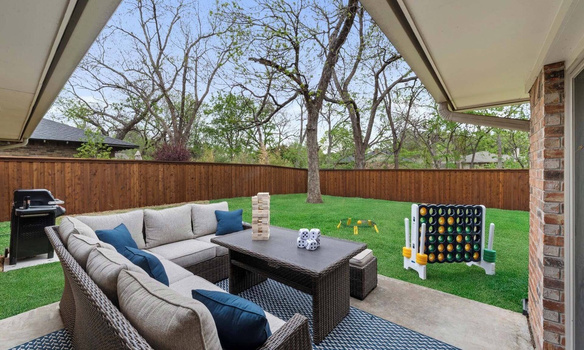 Frisco House | Near Universal, EV charger, baby/pet gear included, fenced yard, walkable