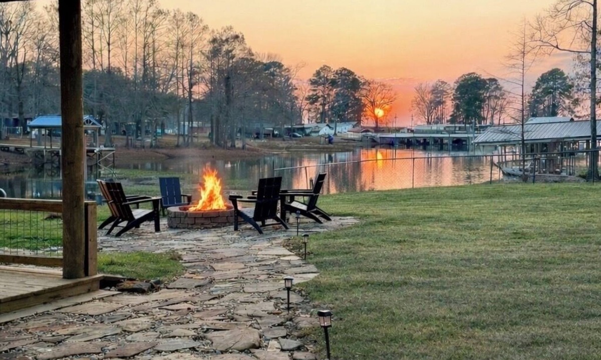 Negreet House | Negreet Retreat#2 Clean Waterfront Midlake Toledo Bend Sleeps 12 with Hot Tub