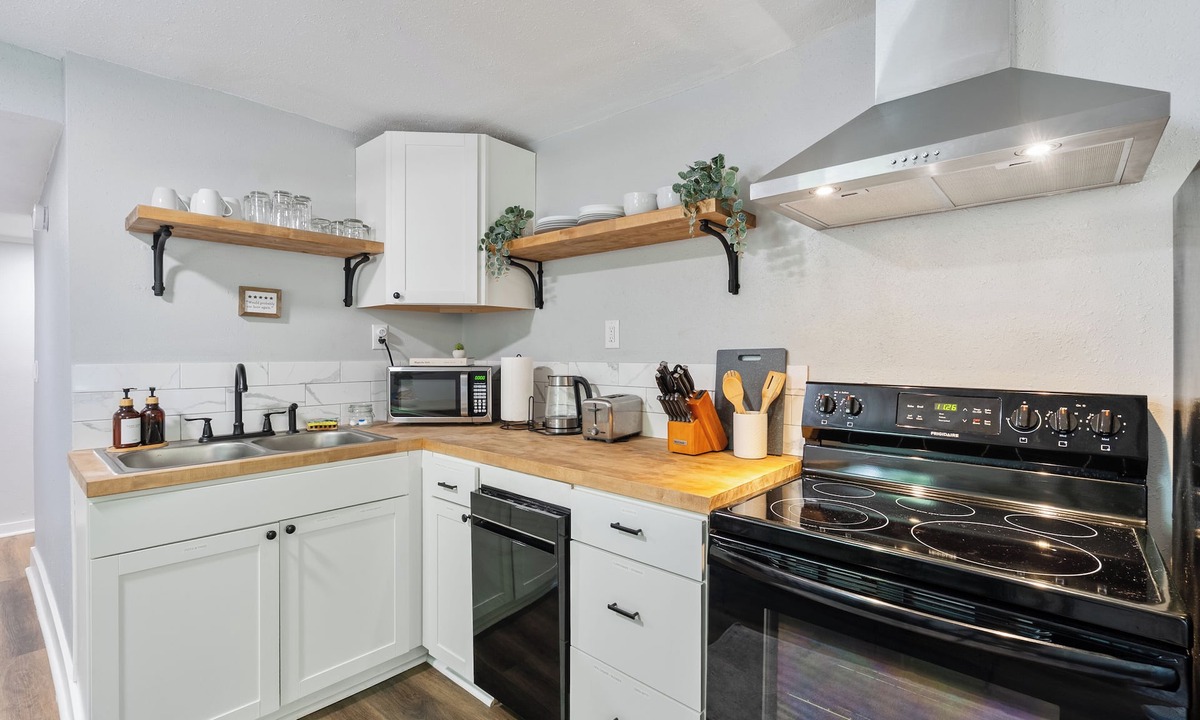 Capital View House | New 1BR in the heart of LR. Close to Medical Center and Downtown!