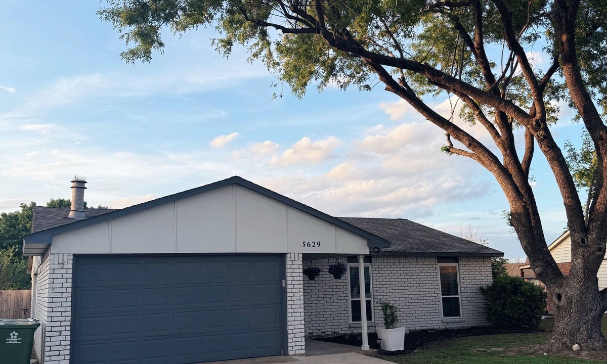 The Colony House | NEW 3BR cozy home - Centrally located w/large backyard and firepit