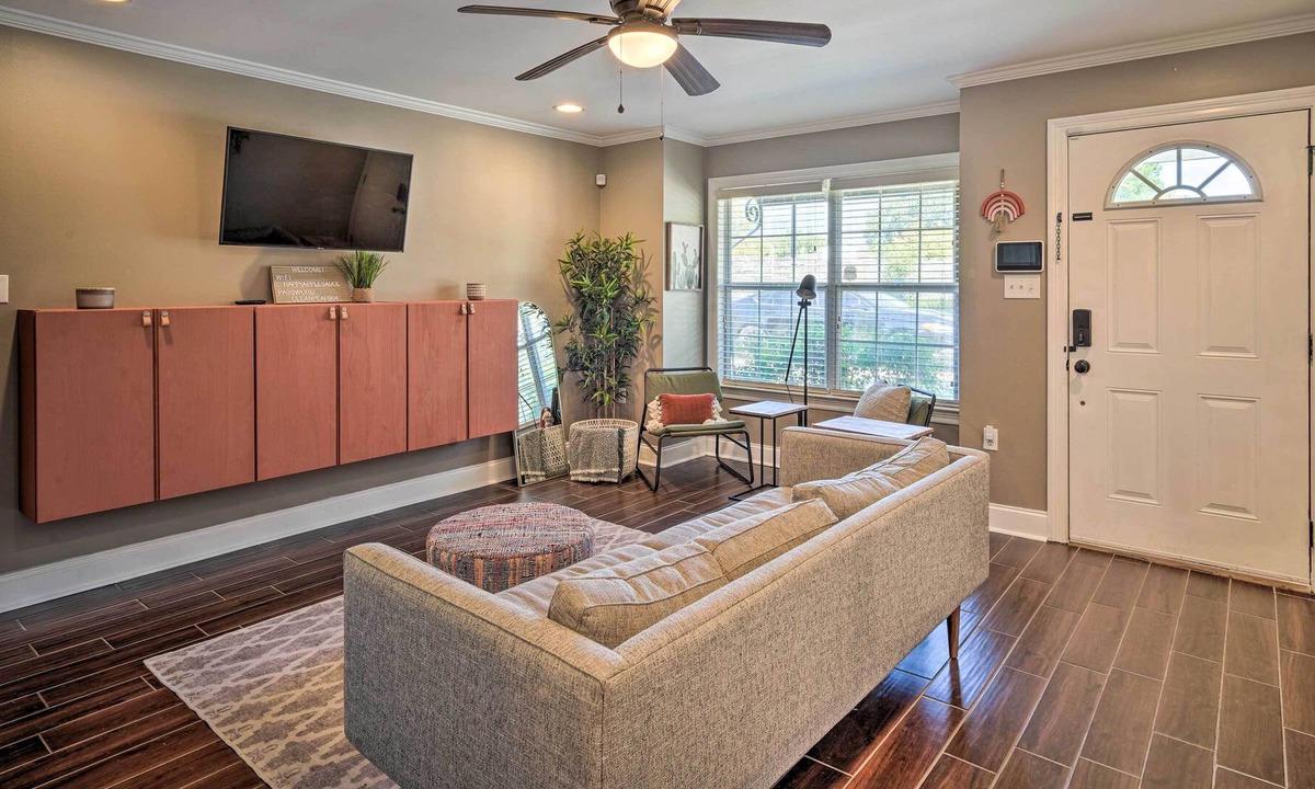 Shenandoah House | NEW! Baton Rouge Townhome Near Shopping + Dining!