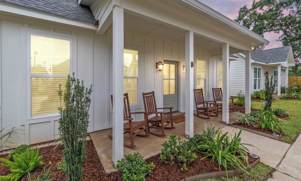 Youngsville House | New Breezy Cottage - King Bed - Mini-Golf - Park