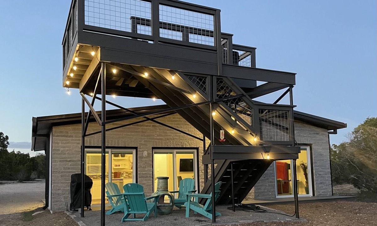 Blanco House | New couples retreat w/12 foot deck, hot tub, 360 amazing hill country views