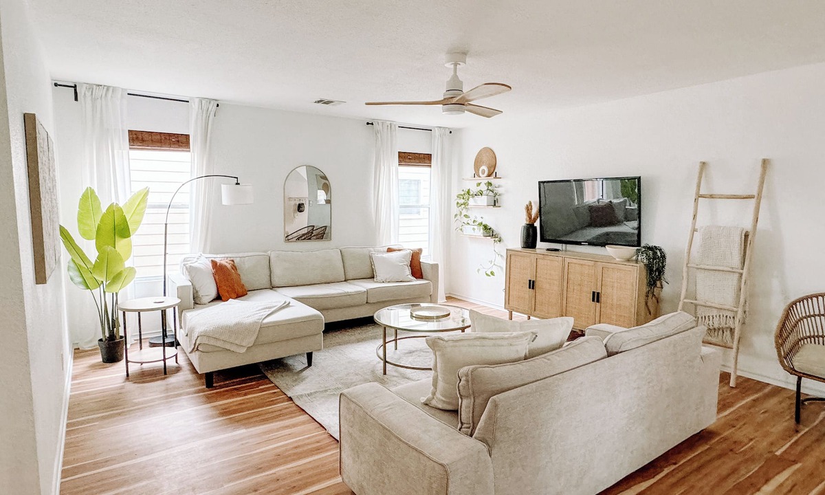 Wetmore House | New Cozy, Clean, Contemporary Casa. 5 Minutes from Six Flags and La Cantera!
