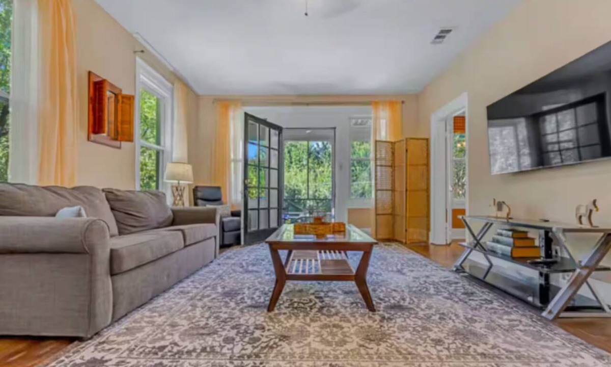 Oak Lawn House | New Oak Lawn Walker's Paradise in Uptown Dallas