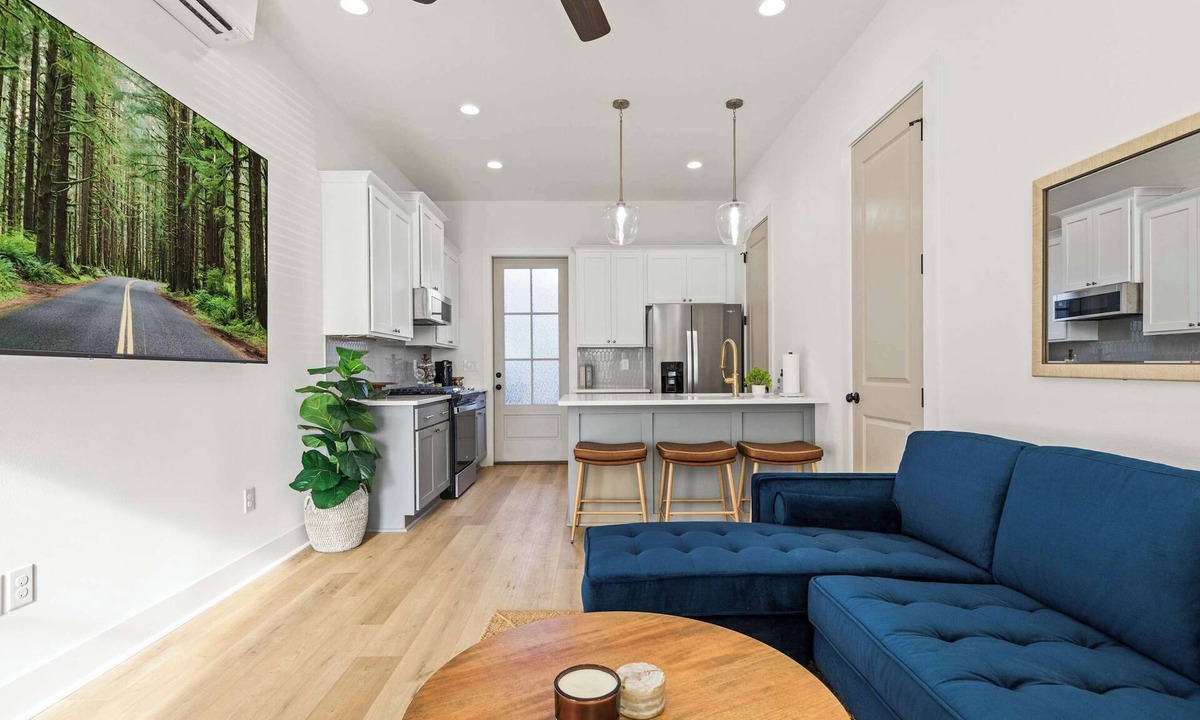 Lafayette House | NEW Oakview Loft - River Ranch - 85" TV - Office - Nespresso - 2 King Beds