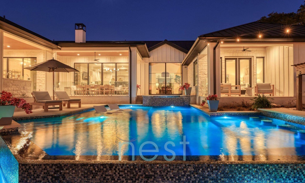 Buda House | *NEW* POOL | HOT TUB | POOL TABLE | Fire Pit | 16 Queen Beds