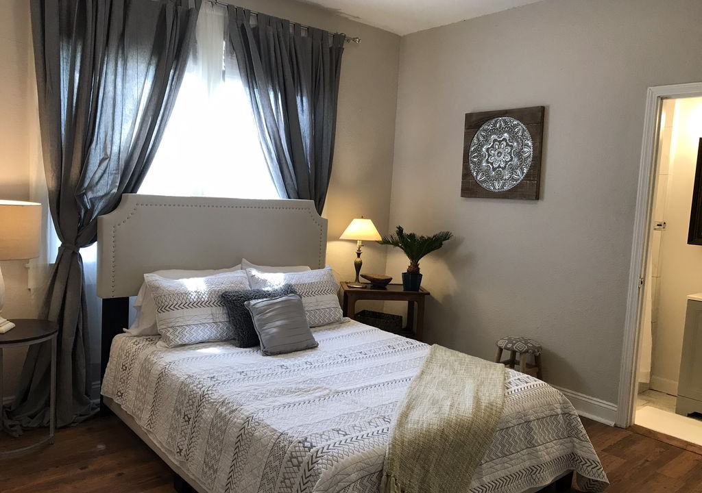 West Riverside Cottage | NEW! Spacious Uptown, 3 BR, Sleeps 6, Walkable, by Audubon Park, Tulane, Loyola