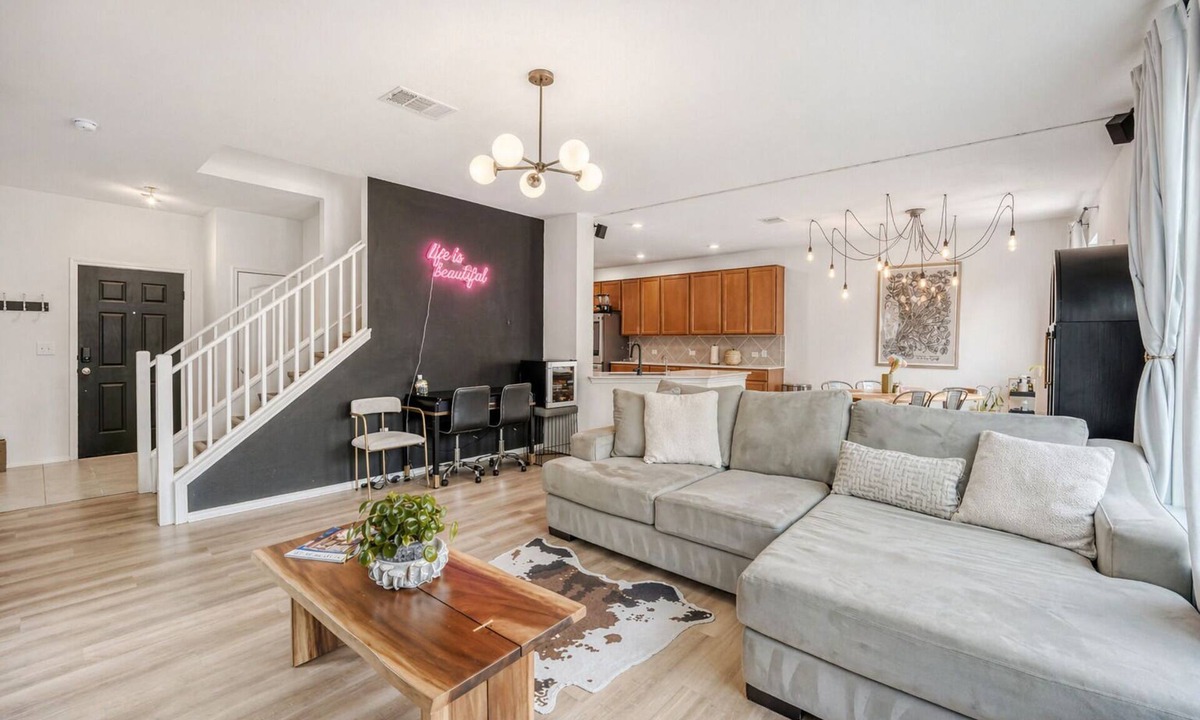 Del Valle House | NEW Stylish 3BR by Tesla, Airport + F1