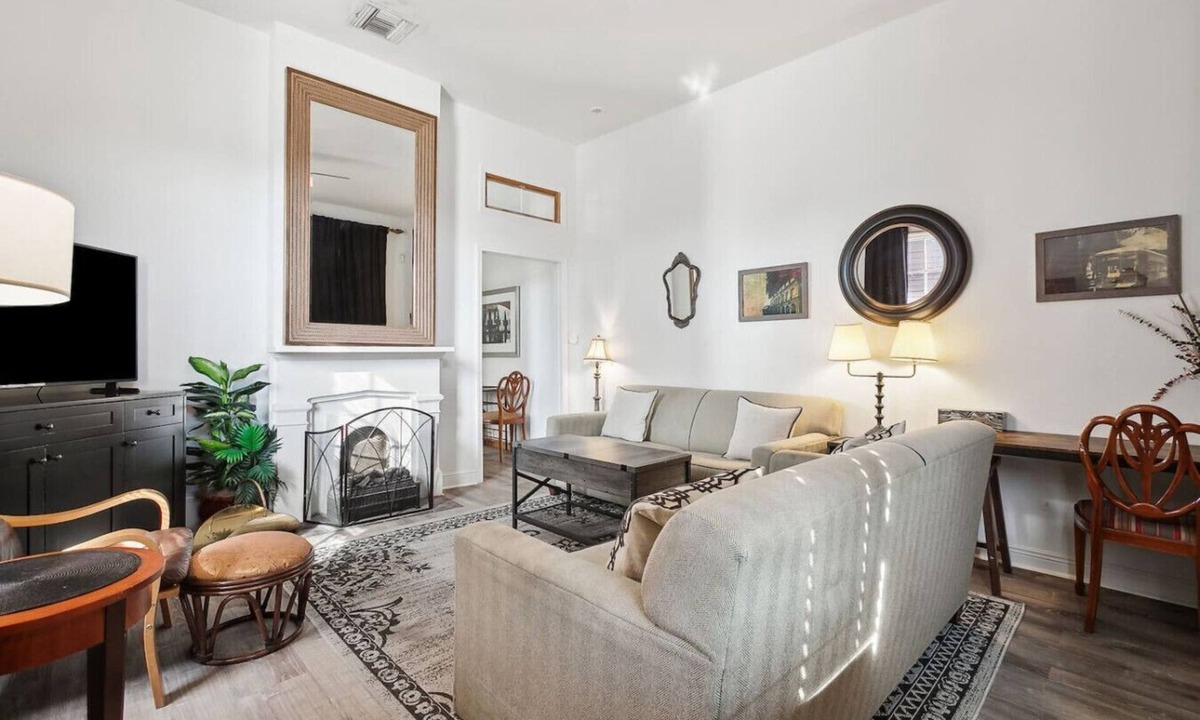 Leonidas Apartment | New Suite Oak St Retreat! Shops, Music & More!