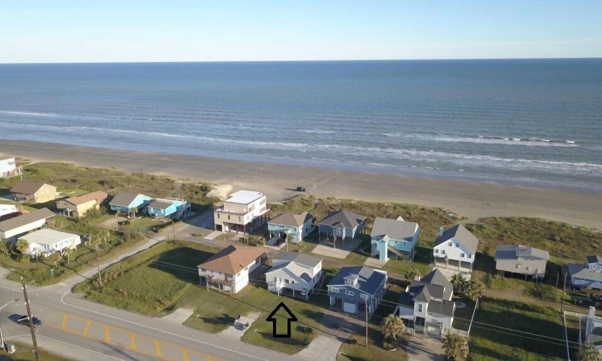 Galveston House | NEWLY REMODELED OVERSIZED 2nd row beach house sleeps 14+, 75 yards to the water.