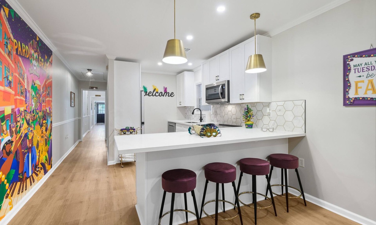 Mid-City Apartment | Newly renovated 2bedrooms with 1 Bonus room and 2 bathrooms in MidCity