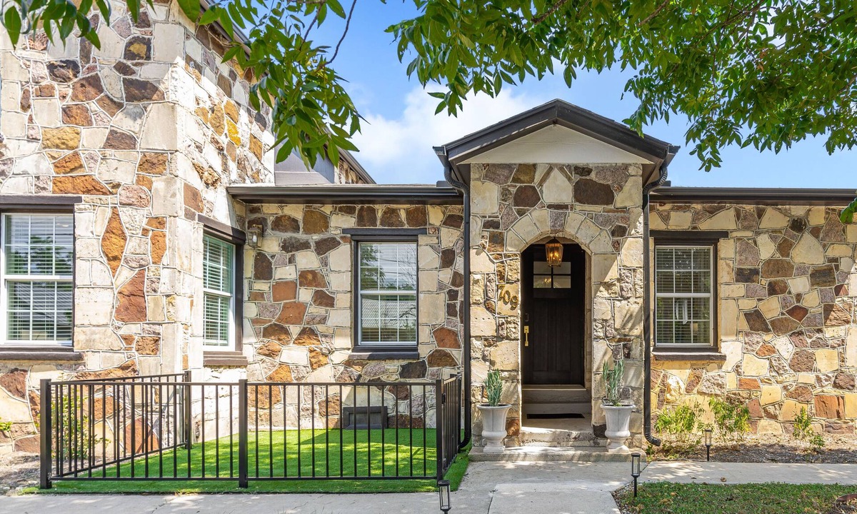 Georgetown House | Old Town Stone Cottage: Walk to Square, Family Friendly, Free EV Charging