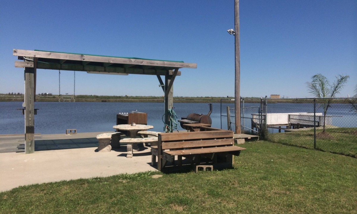 Hitchcock House | On The water, .Away from Noise, WI-FI, Wheelchair ramp. Minutes from Galveston.