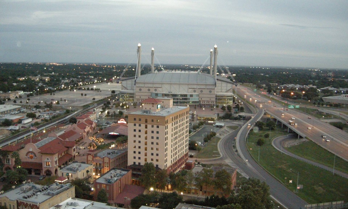 Near East Side Condo | Only 3 Blocks from Gonzalez Convention Center | Free Breakfast + 24-Hour Business Center
