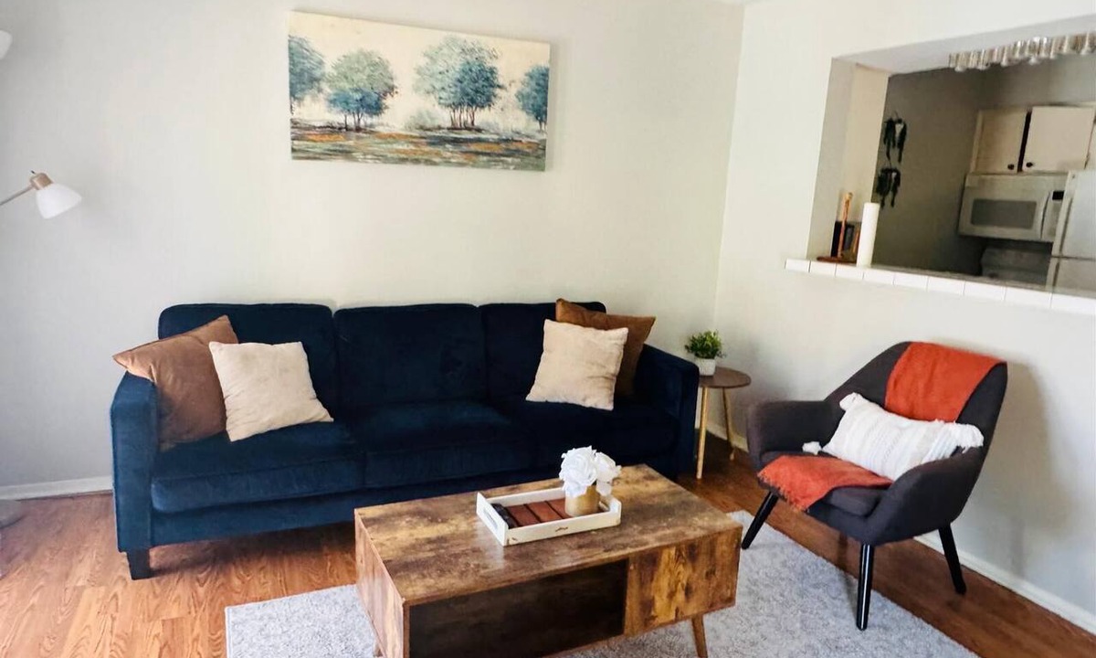 Lower Greenville Apartment | Oram 105: Bright Contemporary Flat Near Greenville Avenue