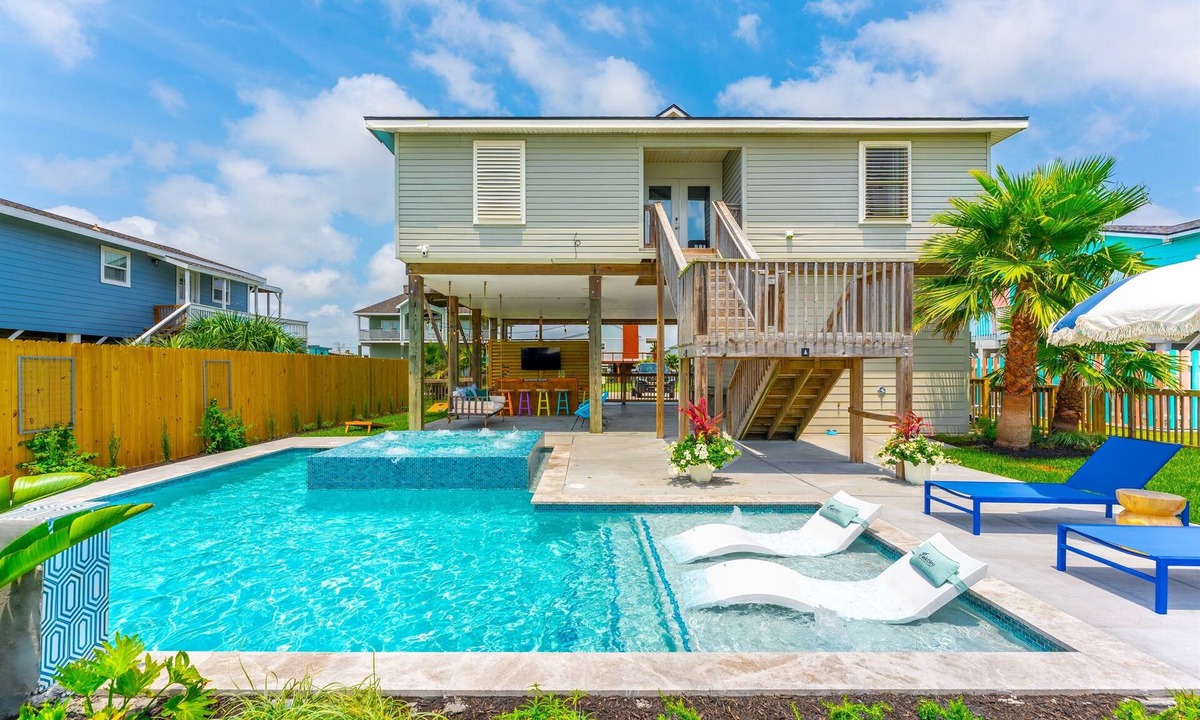 Galveston House | Paix Bleu Private Pool & Spa | 4BR Sleeps 12 | Pet Welcoming