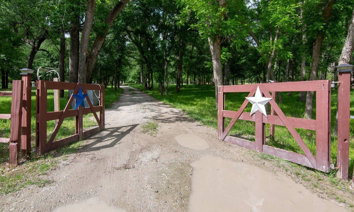 Dennis House | Paradise on the Brazos River - 3 Bedroom House on The River in Weatherford