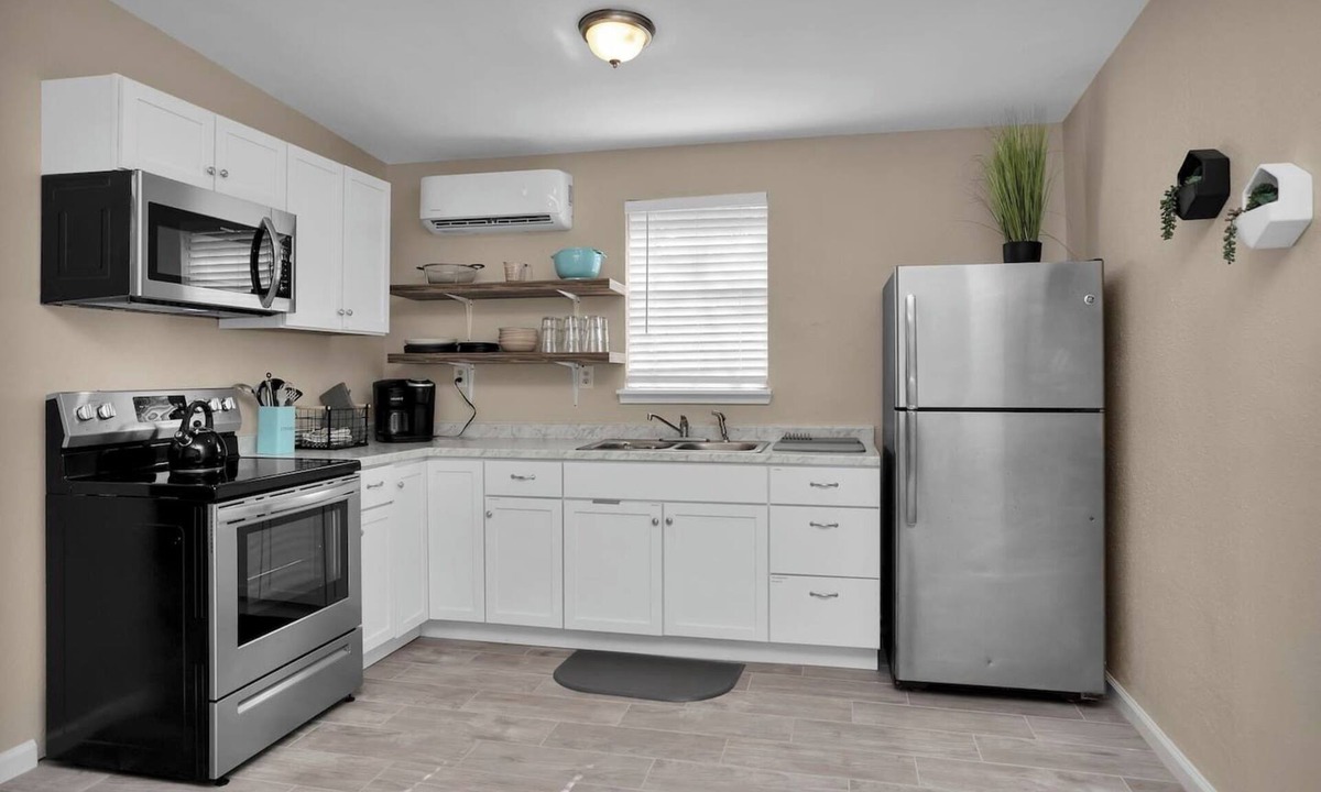 Conroe House | Parkway Apartment 3BR · 3-Br Guesthouse on 6 Peaceful Acres