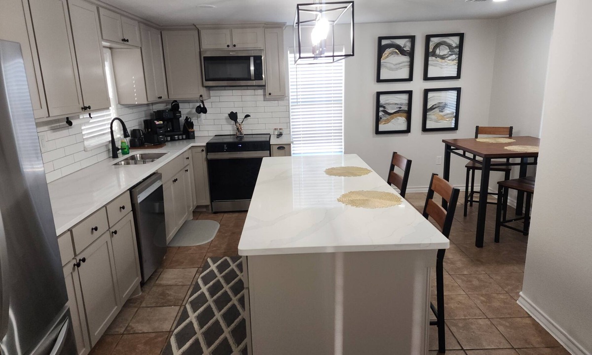 Breckenridge House | Passing through/visiting family/doing business &need your own space? Stay Here!