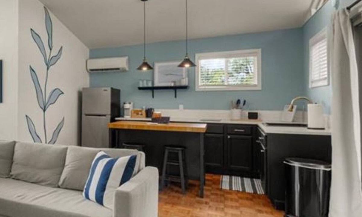 Bay Area Cottage | Peace and Sun in Paloma Casita a block from Corpus Christi Bay.