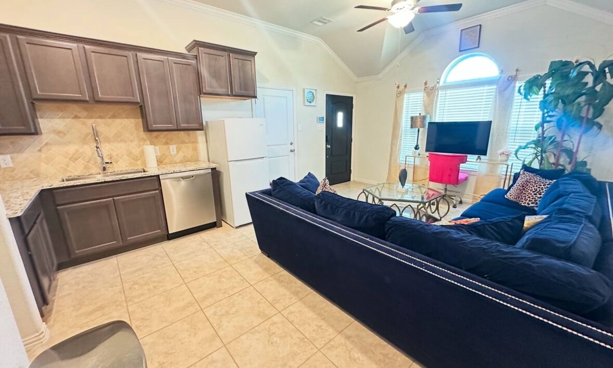Iowa Colony Apartment | Peaceful getaway close to the city. Minutes to Everything. Amenities galore!