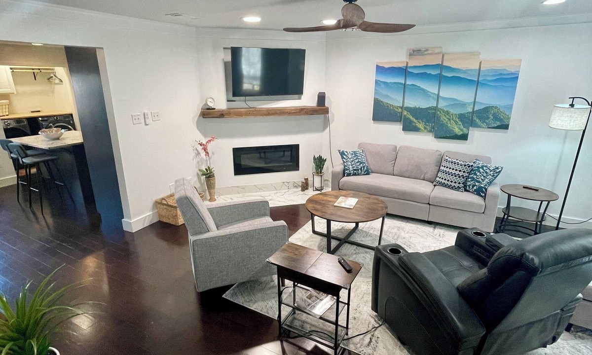 Springlake House | Peaceful Updated 2 bedroom townhome in Shreveport.