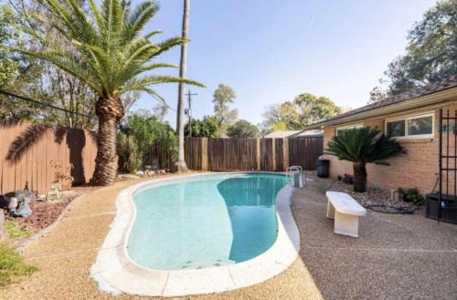 Woodlake - Briar Meadow House | Peach room with pool