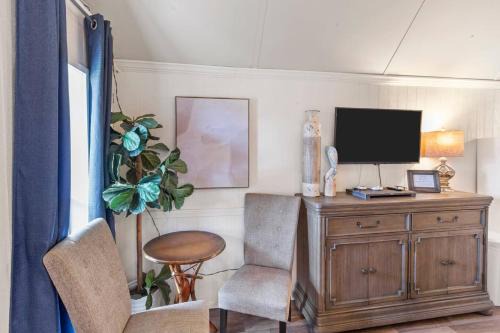 Oil City House | Pelican's Nest, Caddo Lake Cabins, with Kayaks