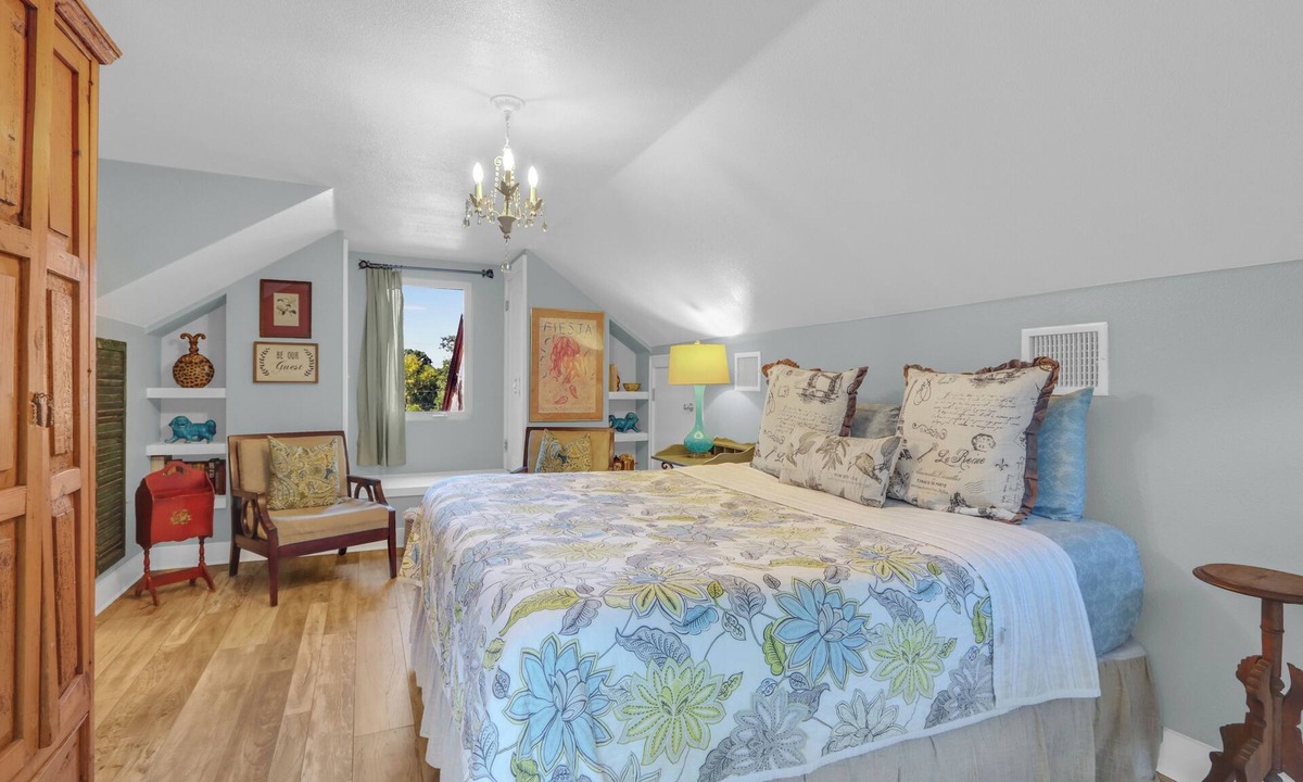 Boerne House | PERFECT COUPLES GET AWAY IN THE HEART OF DOWNTOWN BOERNE!