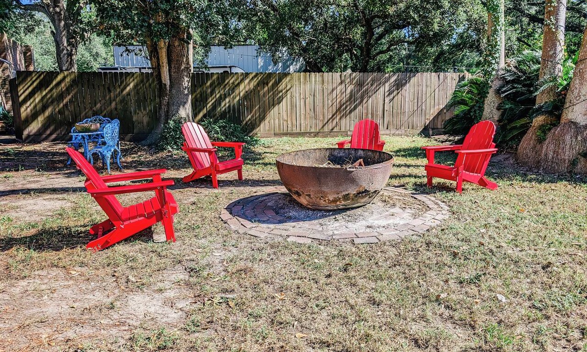 Bacliff House | Perfect Family Escape: Playground, Fire Pit, Games & Boat Parking Near Kemah!