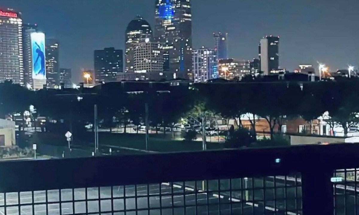 Deep Ellum Apartment | Perfect Location! Skyline View! Gym/Free Parking/Newly Renovated Pool
