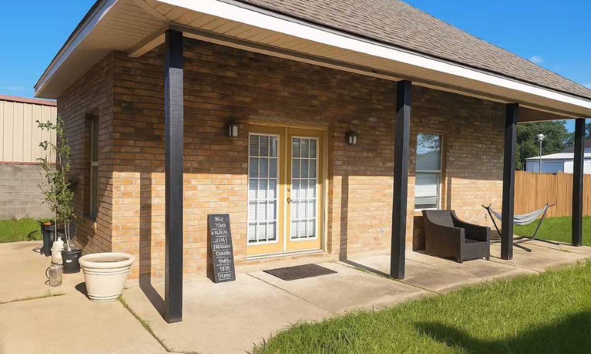 Carencro Apartment | Pet-friendly 2-bedroom retreat with AC, Theather & Pond Views in Carencro, LA