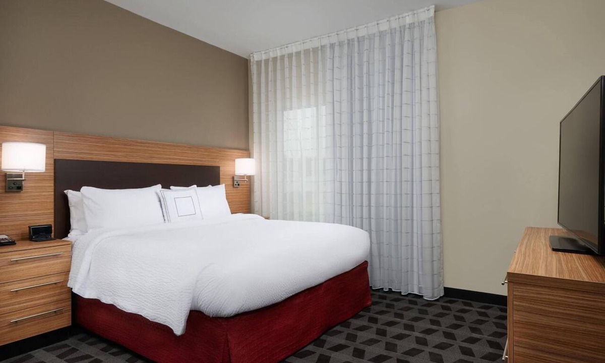 Lake Worth Hotel | Pet-Friendly Suite w/Kitchen Ideal for Family Getaways in Texas | Outdoor Pool