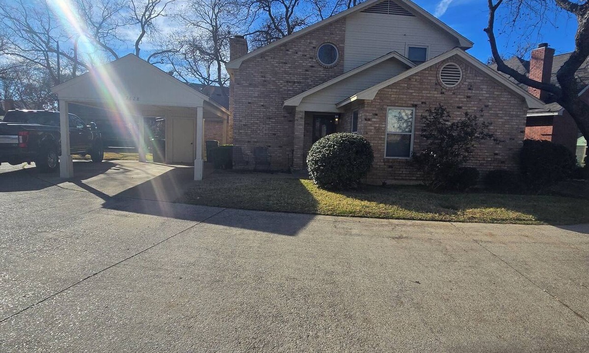 West Arlington House | Phenomenal 2-bedroom townhome with AC in Arlington