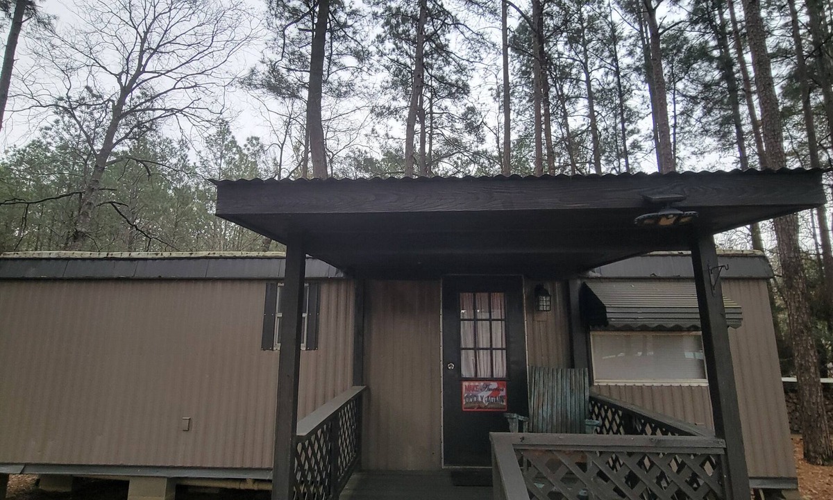 Negreet Cabin | Pine Haven Ministry Cozy 1-bedroom cabin Toledobend 5 minutes to Big Bass Marina