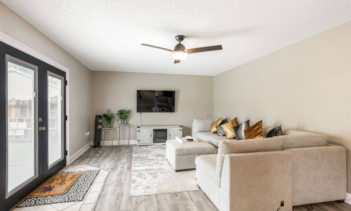 Terrytown House | Plaquemine LNG & Belle Chasse Contractors Welcome. Cleaning Included