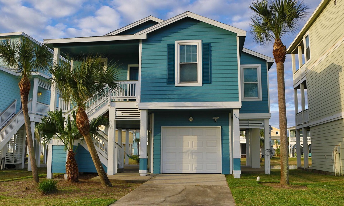 Galveston House | Pointe West Galveston - Beach Club - Golf Cart - Dogs Welcome