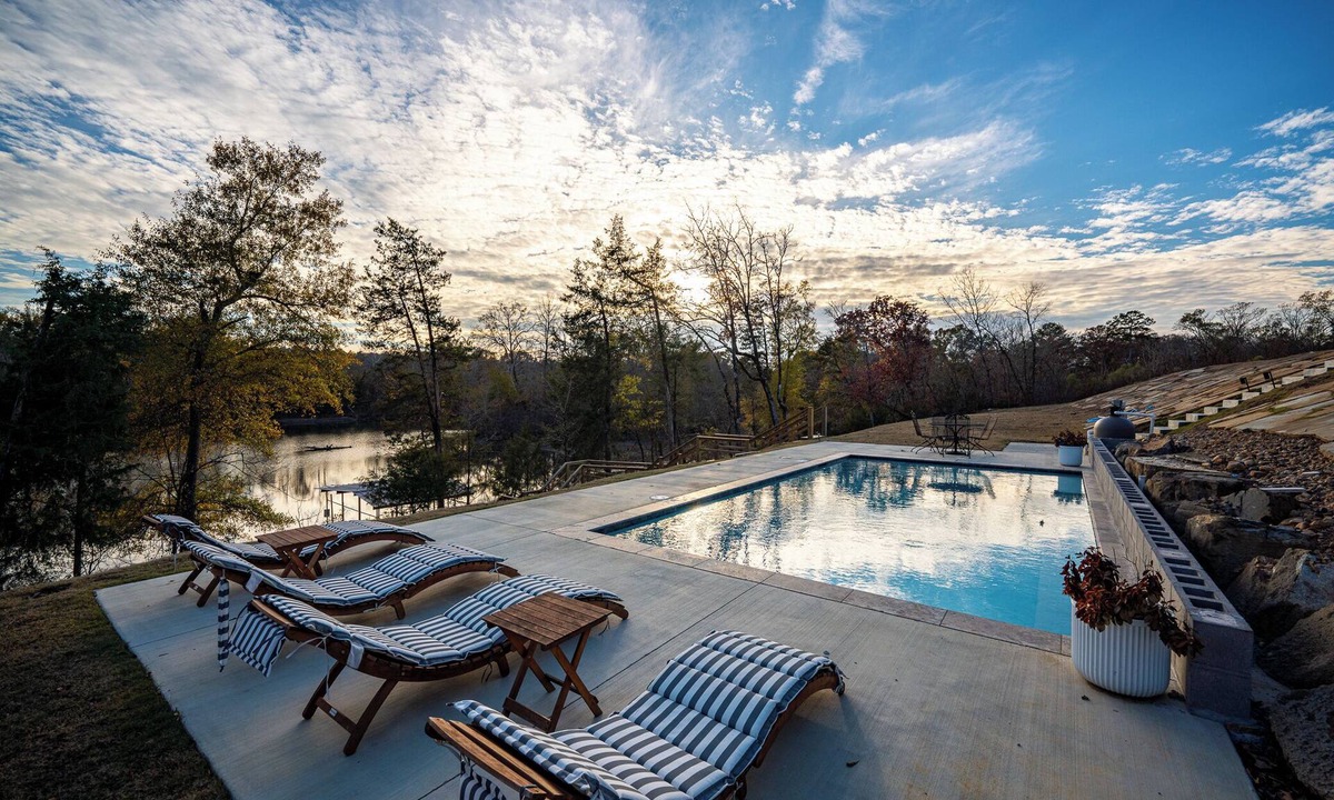 Royal House | Pool ~ Boat Dock ~ Volleyball Court 9 BR ~ Sleeps 24