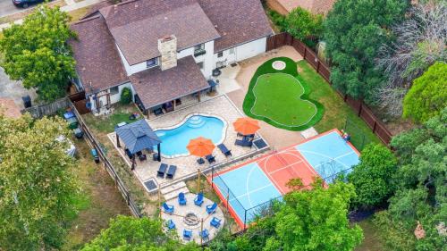San Antonio House | Pool Games Pickleball & Putt Putt Fun