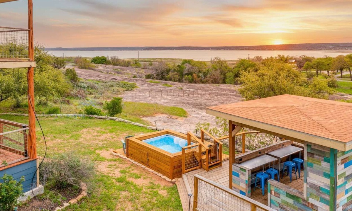 Buchanan Dam House | POOL, Lake views, 5 KING/3.5b, outdoor Cabana