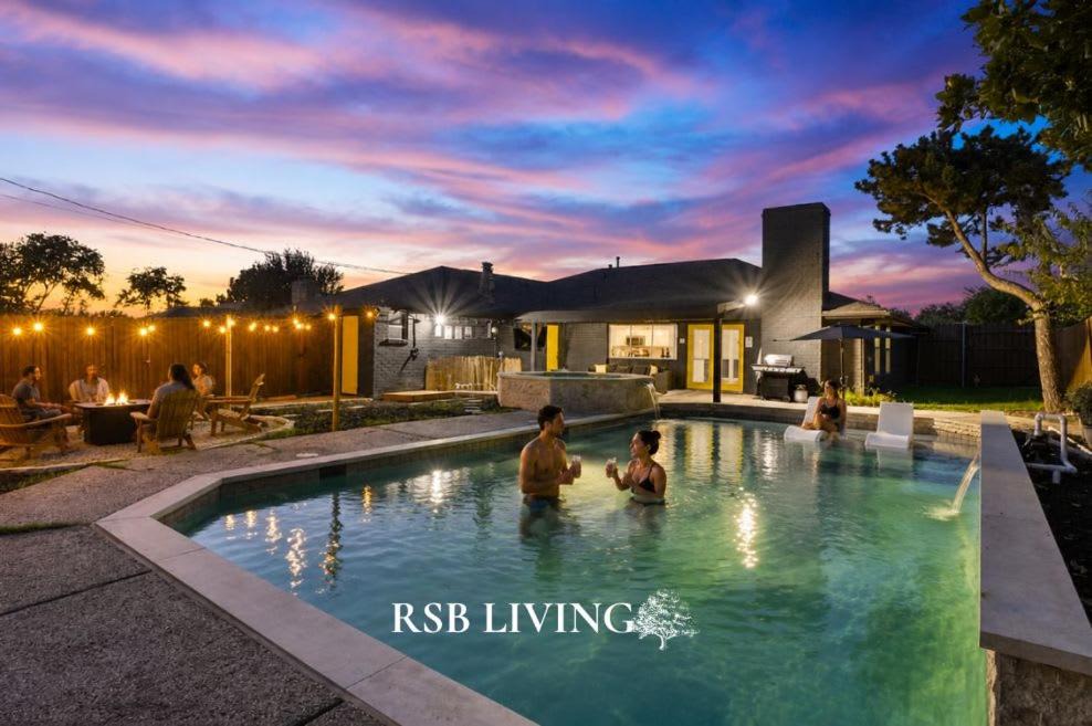 Northwest Dallas House | Posh 6BR 2,5BA Holiday Home with Pool, Media-Game Room & Hot Tub